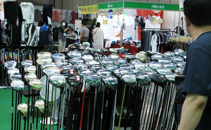 Khách hàng đang xem gậy golf và các sản phẩm khác tại một sự kiện bán hàng ở Goyang, phía bắc Seoul ngày 10/6 (ảnh: Yonhap)