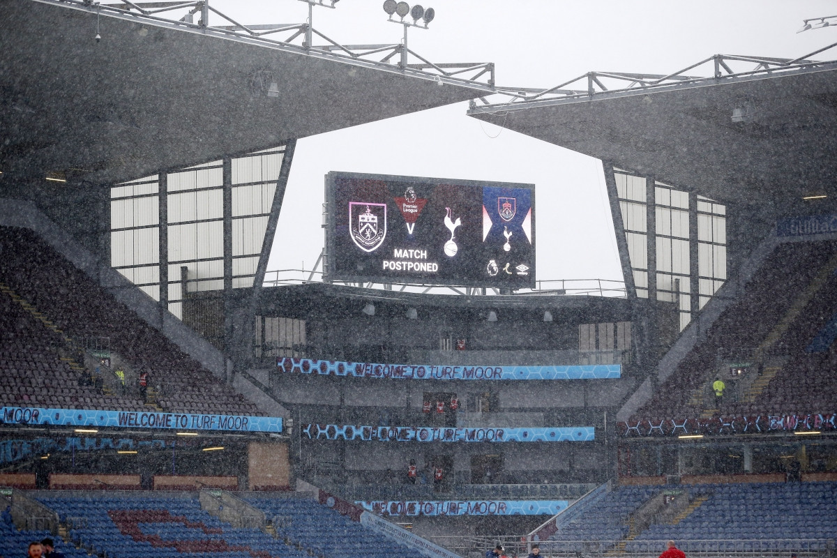 Trận đấu giữa Burnley và Tottenham không thể diễn ra như kế hoạch vào tối 28/11 vì tuyết rơi dày đặc.