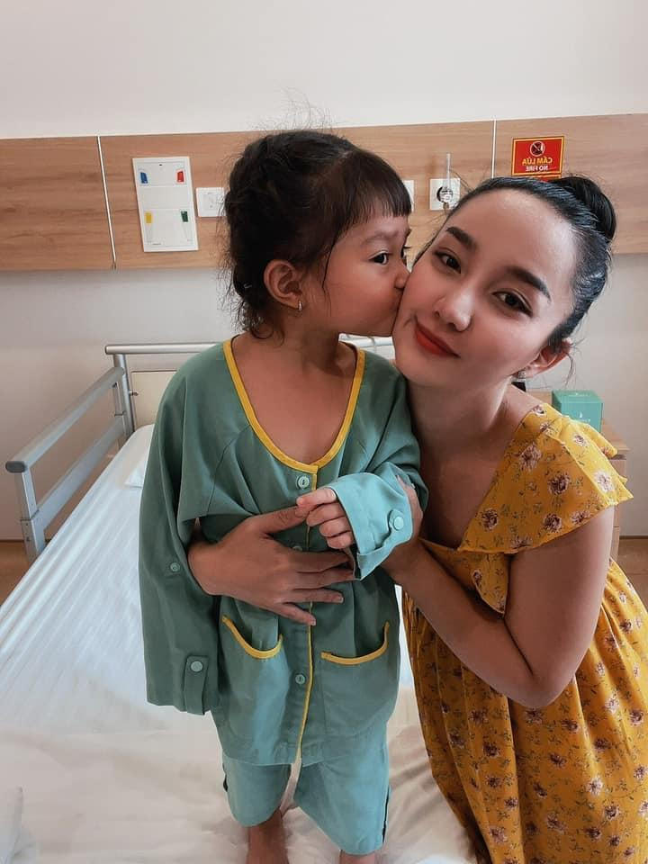 Con gái Lê Dương Bảo Lâm tiếp tục phải phẫu thuật tai-2
