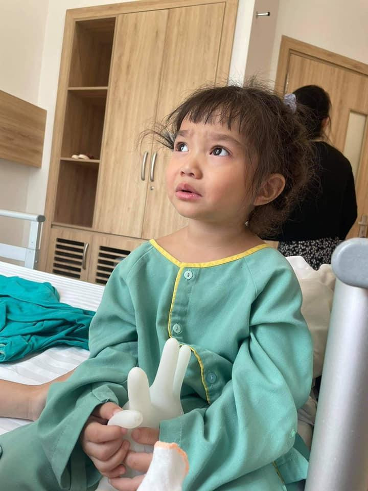 Con gái Lê Dương Bảo Lâm tiếp tục phải phẫu thuật tai-4