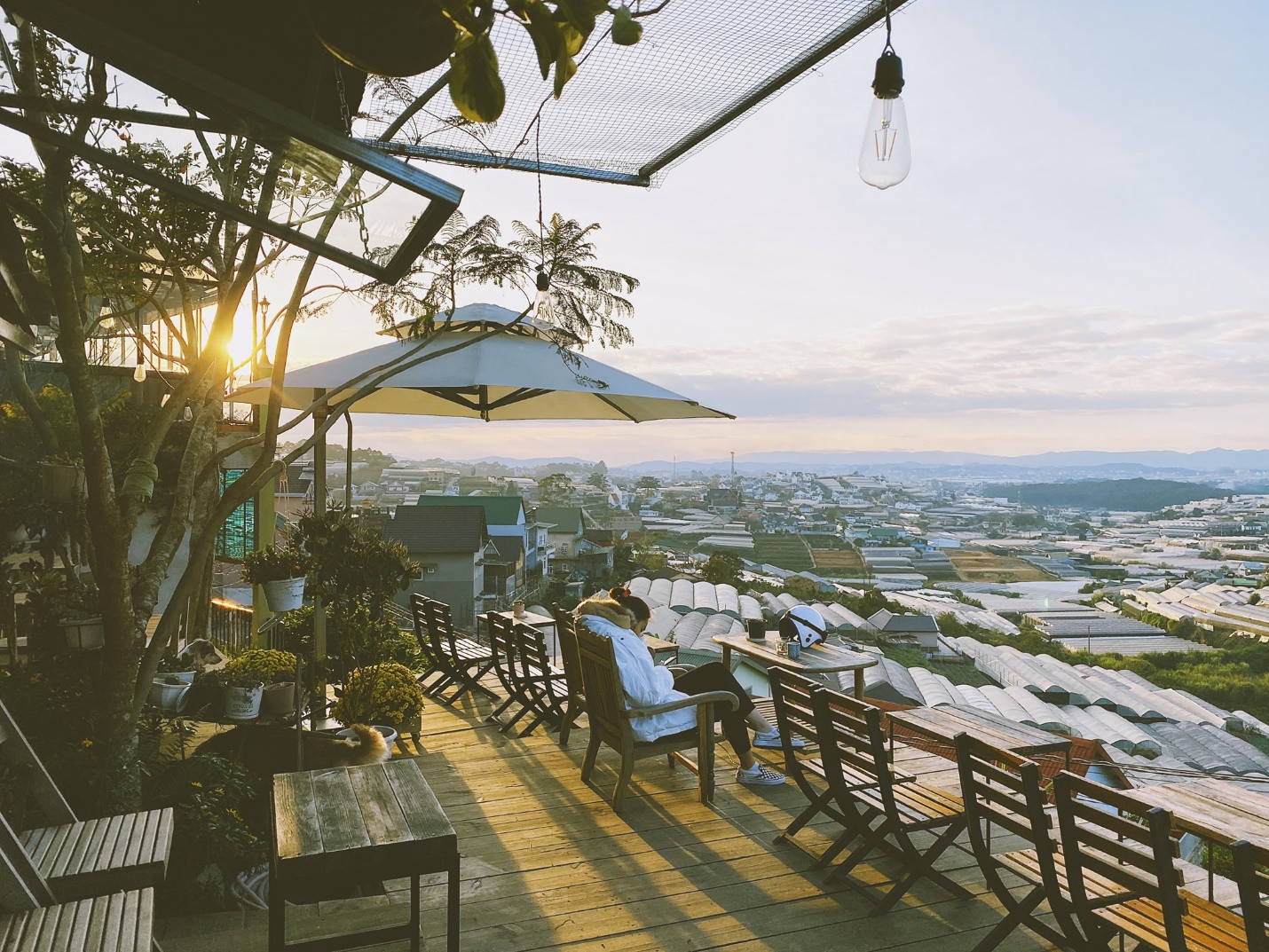 6 quán cà phê có view cực xịn, tha hồ ngắm “đặc sản” hoàng hôn ở Đà Lạt - 13
