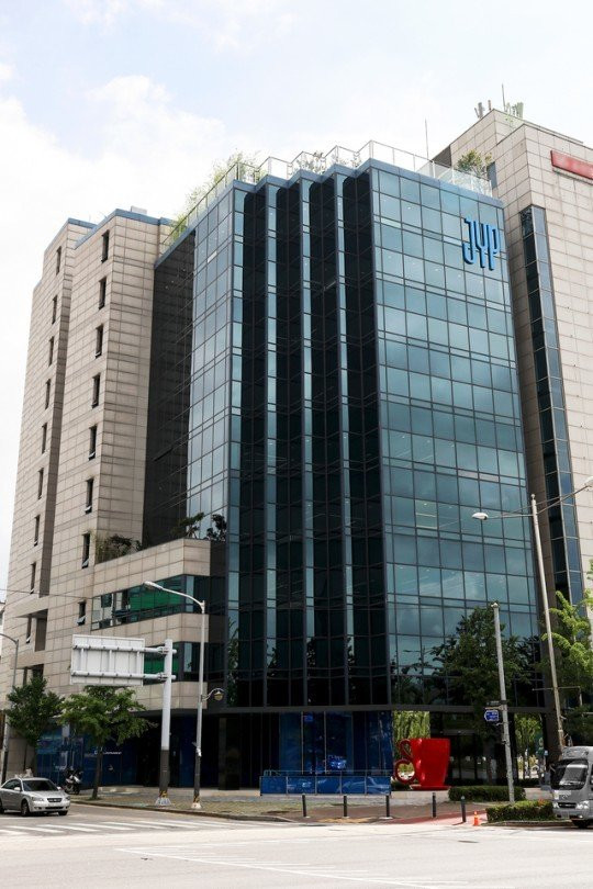 Trụ sở của JYP có phần cổ kính hơn các công ty khác. (Ảnh: Twitter)