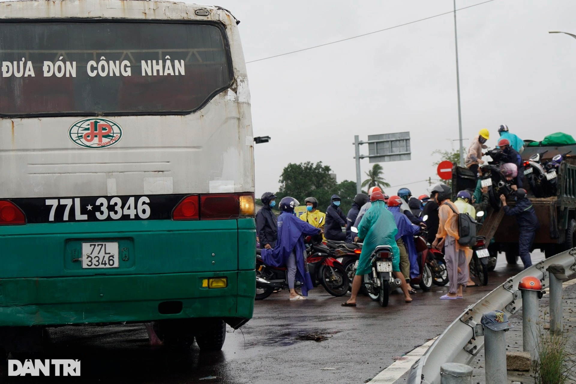 Mưa lớn gây mất điện toàn huyện, đám cưới phải nhờ xe tải chạy lũ - 6