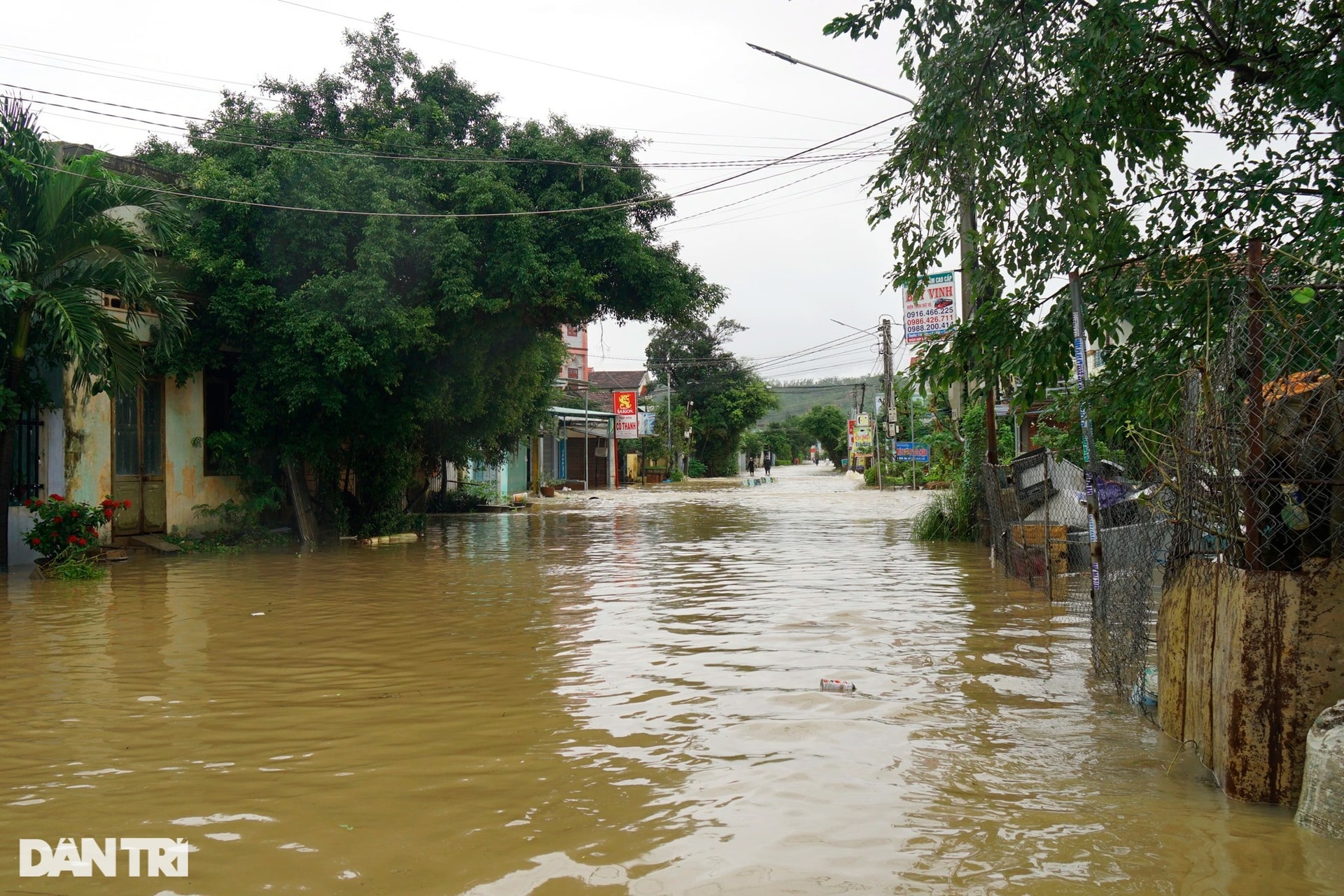 Mưa lớn gây mất điện toàn huyện, đám cưới phải nhờ xe tải chạy lũ - 2