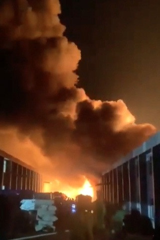 Nhà xưởng ở Đồng Nai cháy lớn, hàng trăm cảnh sát xuyên đêm dập lửa - 2