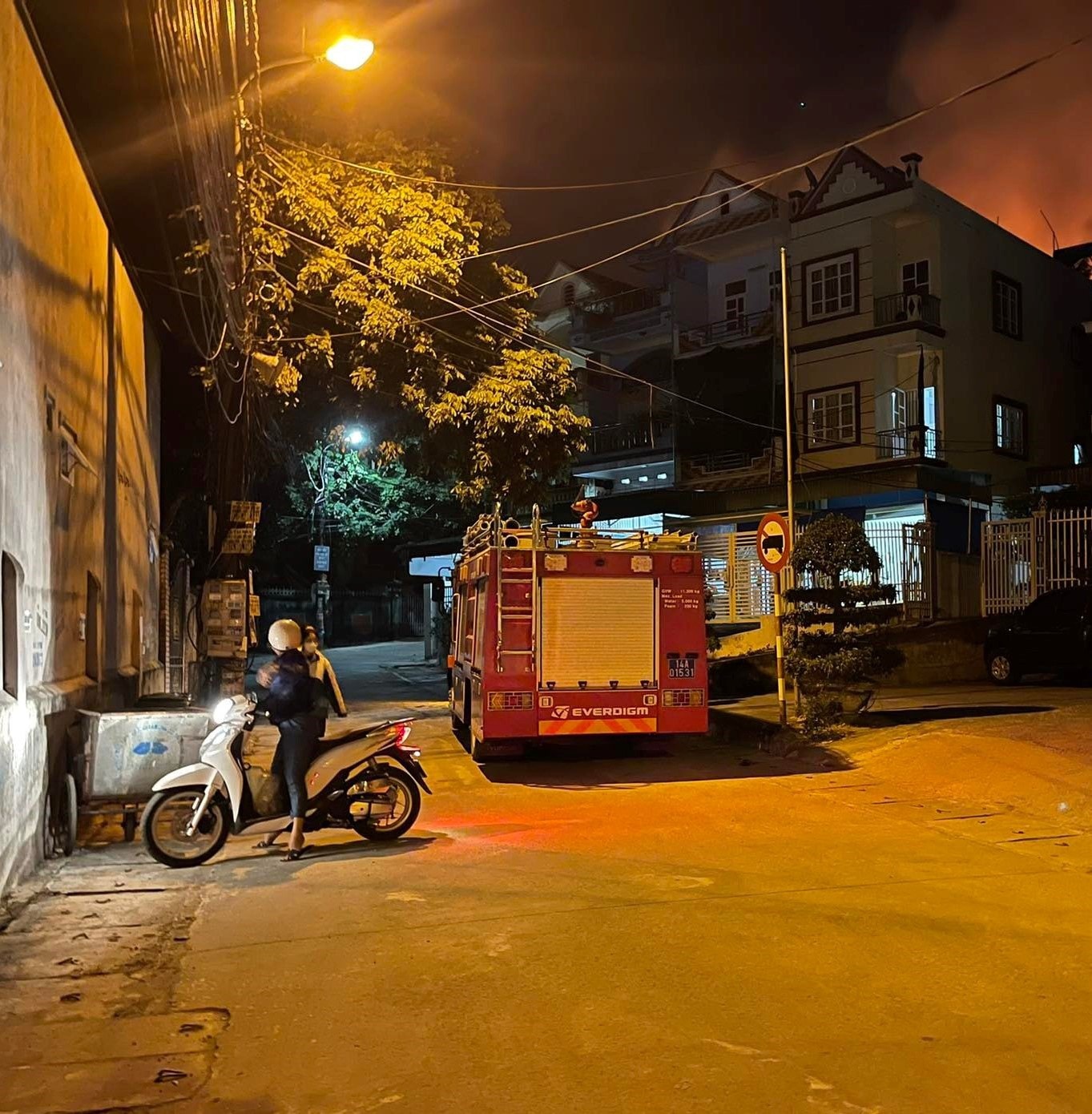 Cháy dữ dội đồi bạch đàn ngay sát khu dân cư - 3 Cháy dữ dội đồi bạch đàn ngay sát khu dân cư - 3