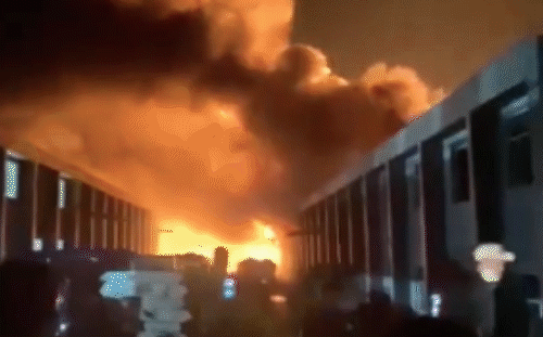 Nhà xưởng ở Đồng Nai cháy lớn, hàng trăm cảnh sát xuyên đêm dập lửa - 1