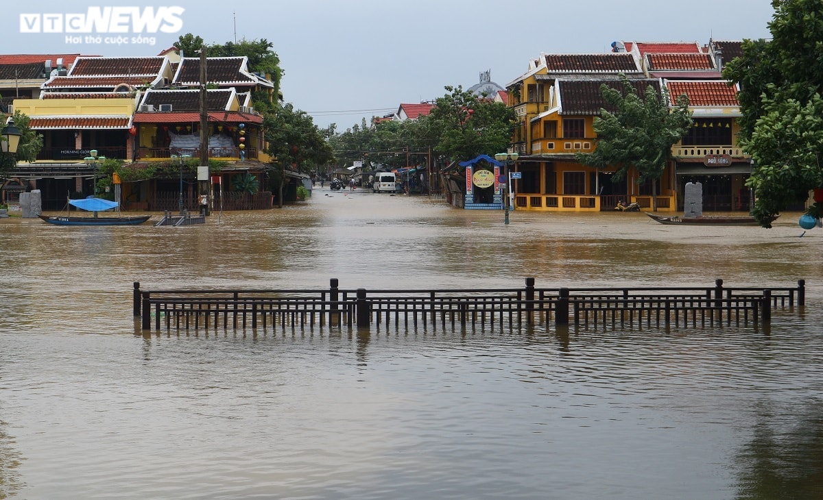 Ảnh: Lũ lại về, nước bủa vây các cung đường trong khu phố cổ Hội An - 1