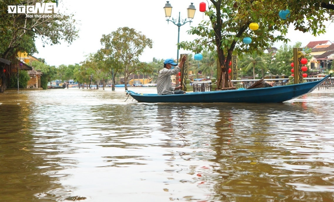 Ảnh: Lũ lại về, nước bủa vây các cung đường trong khu phố cổ Hội An - 8