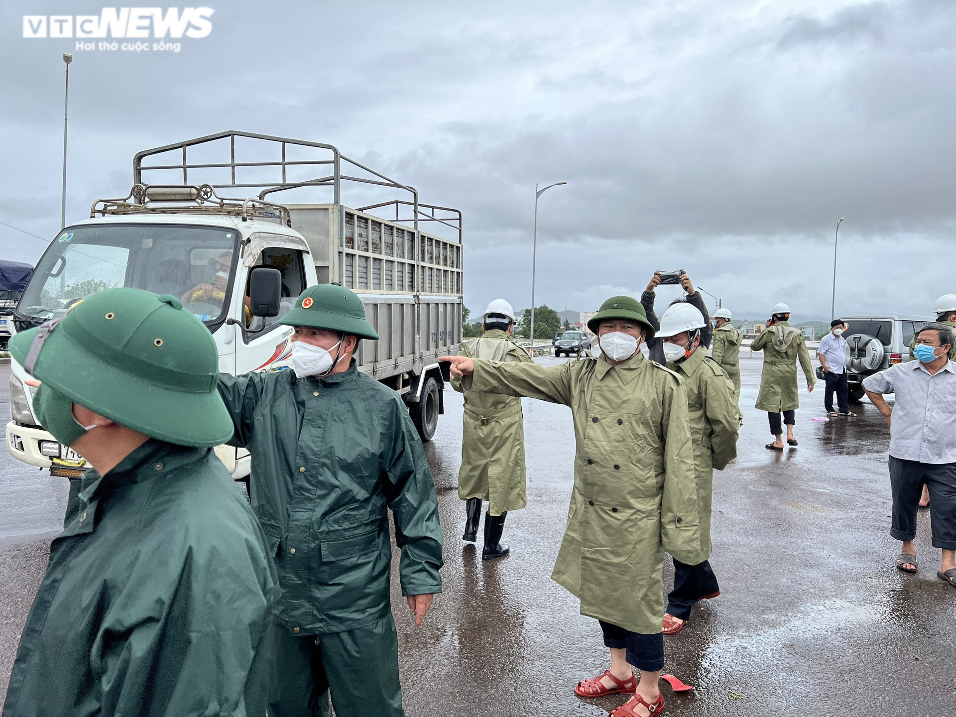 Ảnh: Mưa lũ gây ngập, chia cắt nhiều nơi ở Bình Định, Gia Lai - 8