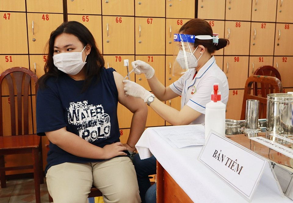 Người dân tiêm vaccine ngừa COVID-19 mũi 2. Ảnh: Nguyễn Ly