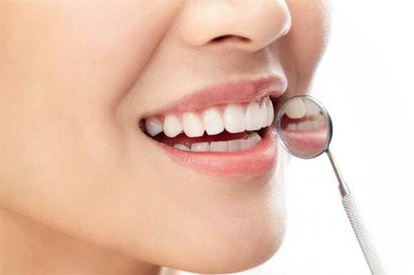 Khi đánh răng, kem đánh răng có nên nhúng nước không? Nhiều người không hiểu, không có gì lạ khi răng trở nên vàng hơn-3