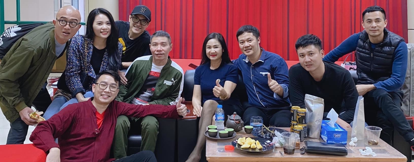 NSND Công Lý khỏe mạnh, khoác vai chụp ảnh cùng NSND Thu Hà