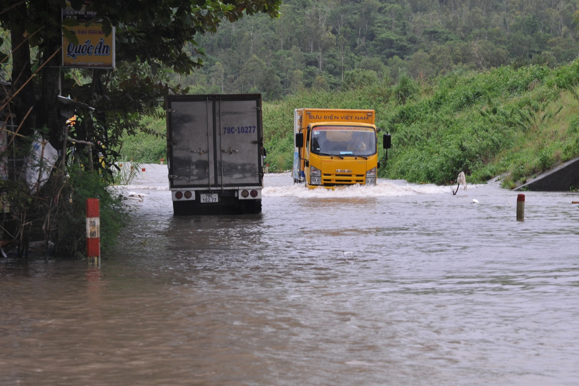 Phú Yên: Gần 30.000 ngôi nhà chìm trong biển nước, 4 người chết và mất tích - 3