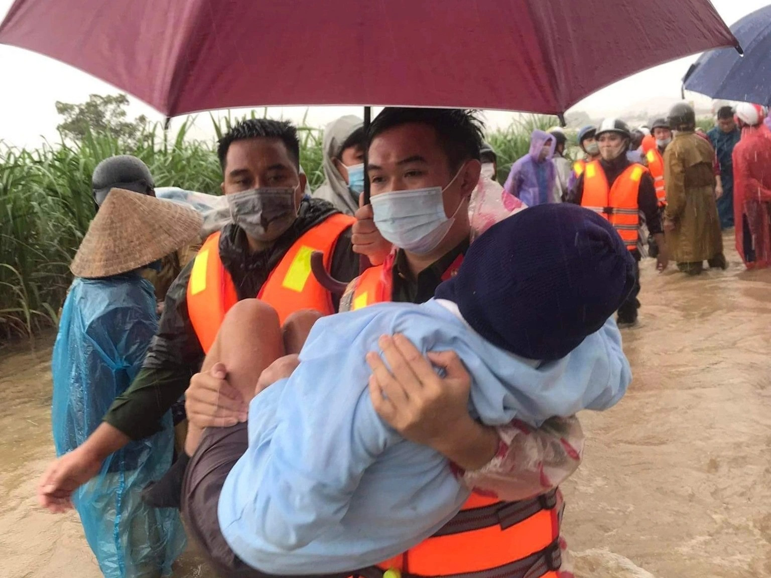 Phú Yên: Gần 30.000 ngôi nhà chìm trong biển nước, 6 người chết và mất tích - 5