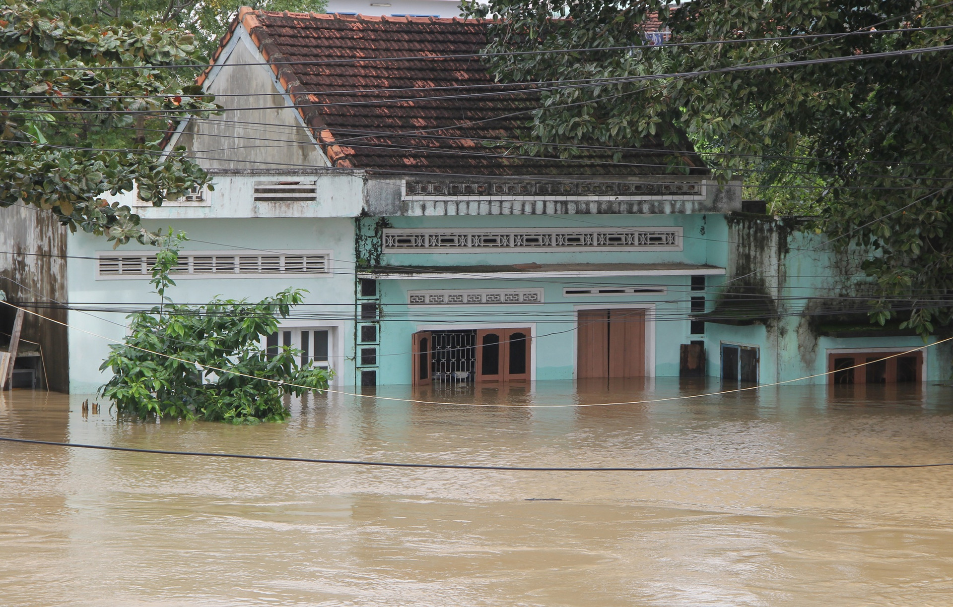 Phú Yên: Gần 30.000 ngôi nhà chìm trong biển nước, 6 người chết và mất tích - 3