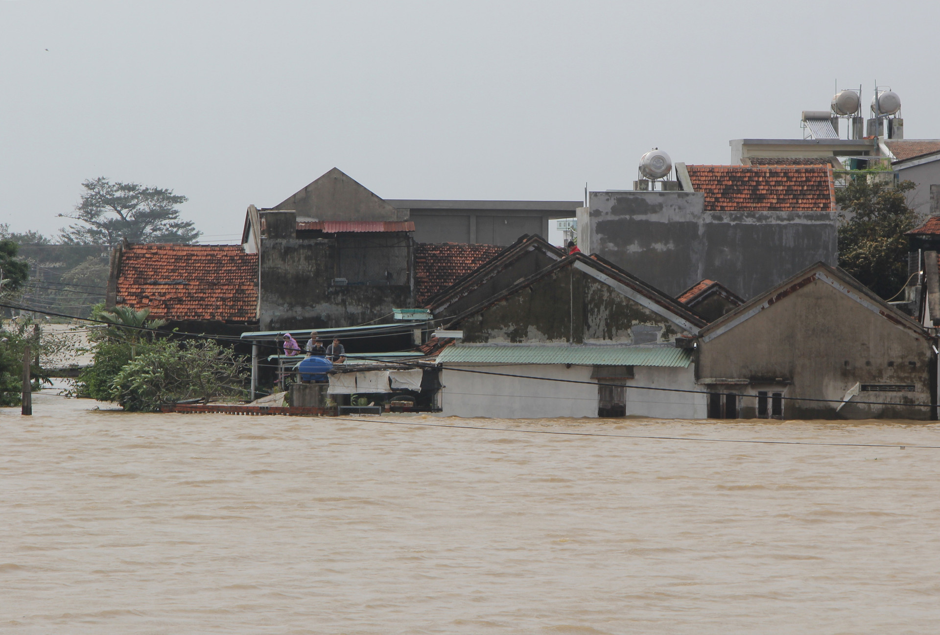 Phú Yên: Gần 30.000 ngôi nhà chìm trong biển nước, 6 người chết và mất tích - 2