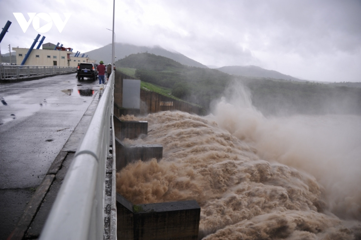 Mưa lớn gây ngập lụt nặng, Phú Yên sơ tán hơn 11.000 người dân - 2