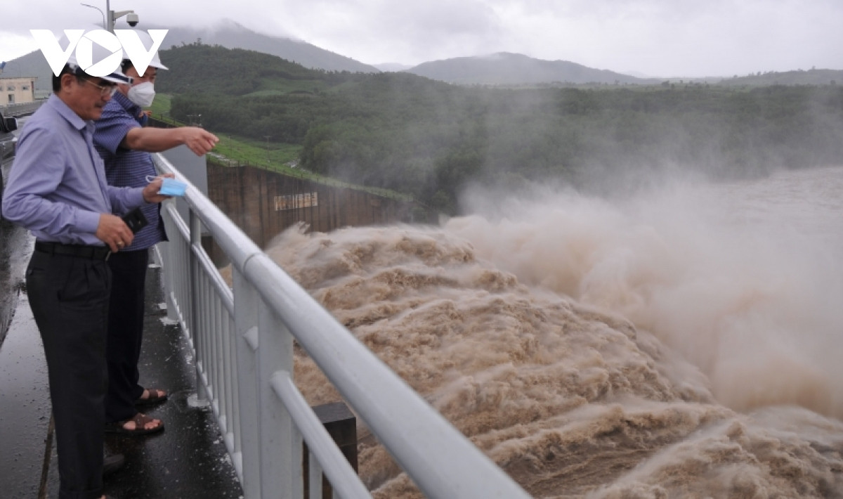 Mưa lớn gây ngập lụt nặng, Phú Yên sơ tán hơn 11.000 người dân - 3