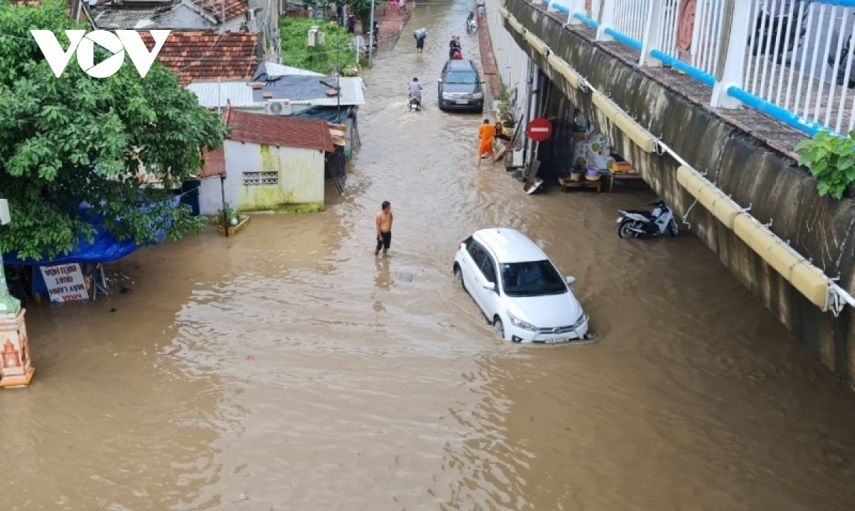 Mưa lớn gây ngập lụt nặng, Phú Yên sơ tán hơn 11.000 người dân - 5