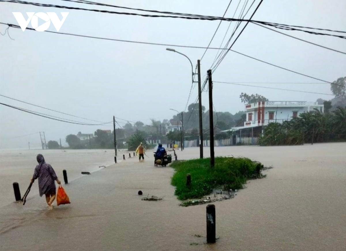 Mưa lớn gây ngập lụt nặng, Phú Yên sơ tán hơn 11.000 người dân - 6
