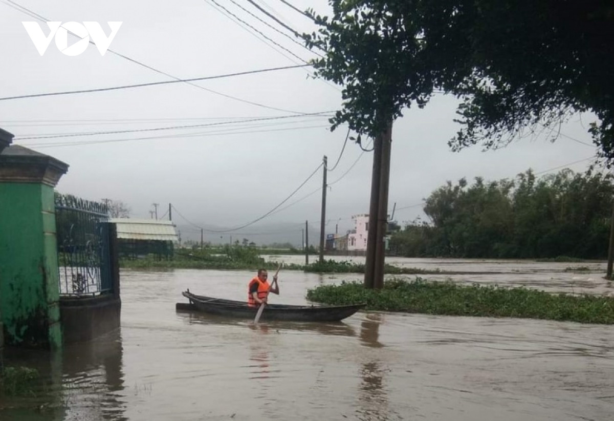 Mưa lớn gây ngập lụt nặng, Phú Yên sơ tán hơn 11.000 người dân - 8