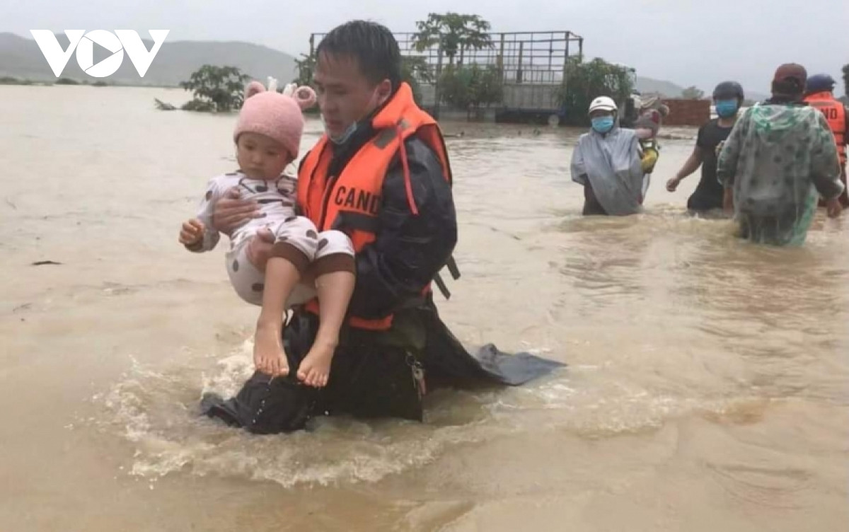 Mưa lớn gây ngập lụt nặng, Phú Yên sơ tán hơn 11.000 người dân - 9