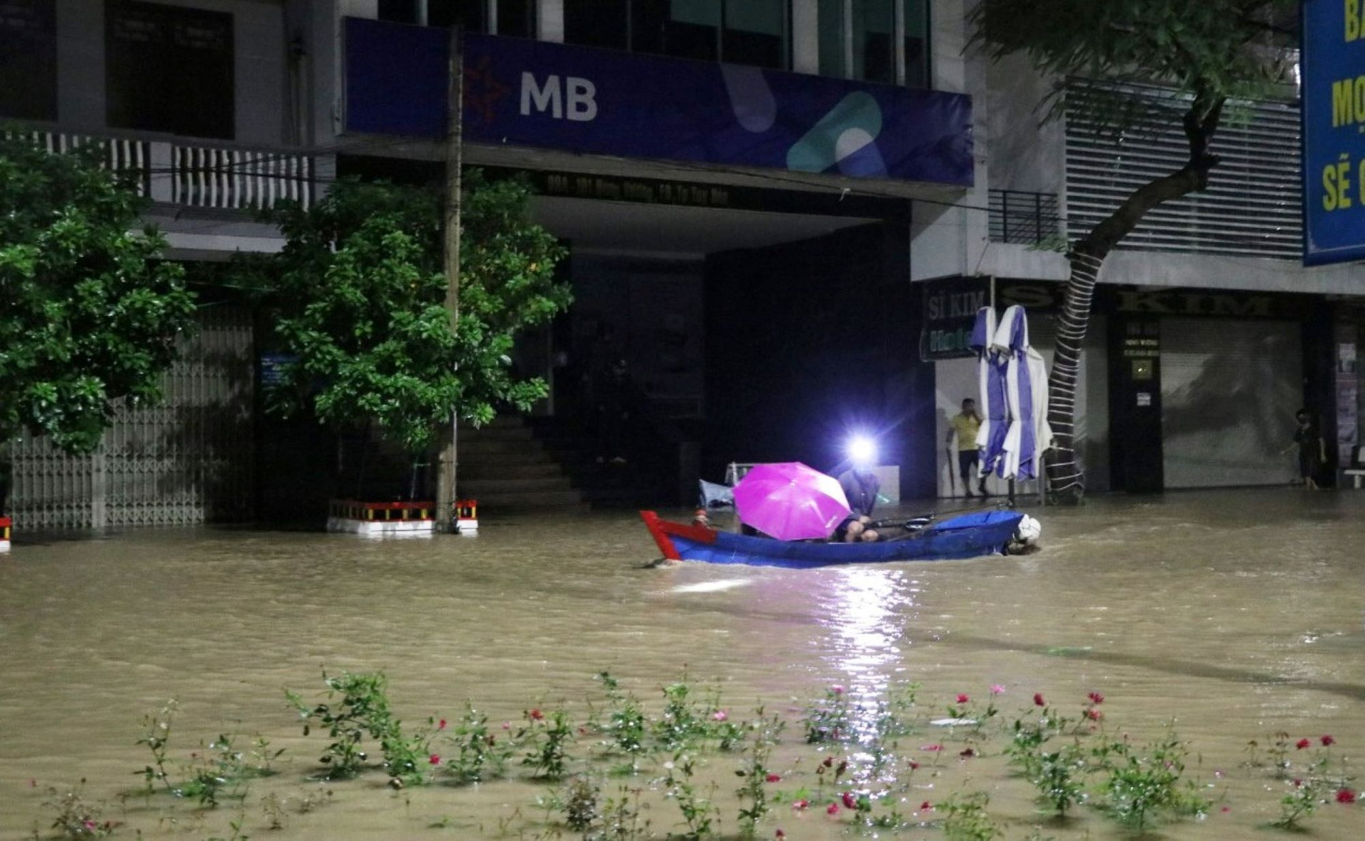 Phú Yên: Nhiều vùng vẫn ngập sâu, 6 người chết và mất tích do mưa lũ - 1