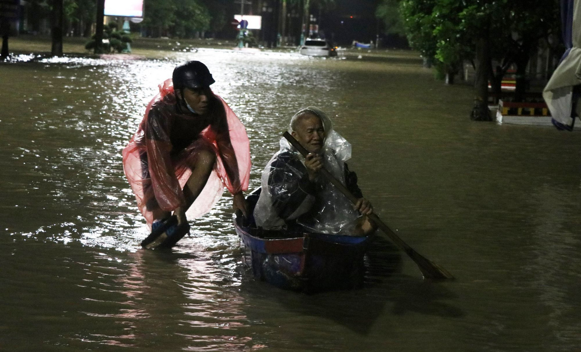 Phú Yên: Nhiều vùng vẫn ngập sâu, 6 người chết và mất tích do mưa lũ - 2