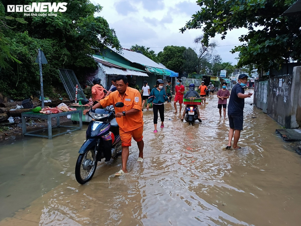 Ảnh: Mưa lớn, lũ dâng, gần 8.300 nhà dân ở TP Nha Trang chìm trong biển nước - 5