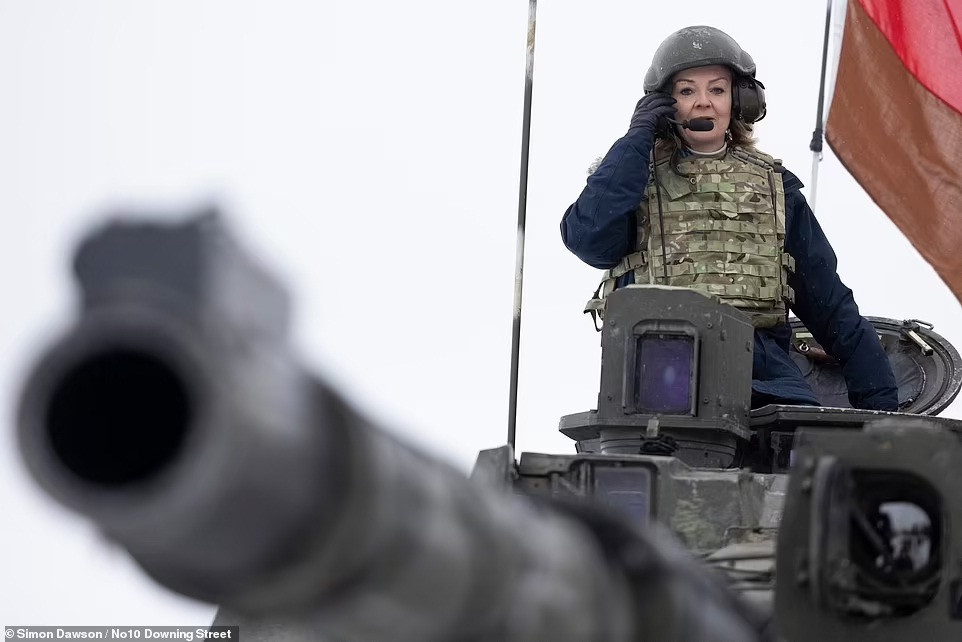 Bất ngờ trước hình ảnh nữ Ngoại trưởng Anh ‘cưỡi’ xe tăng NATO