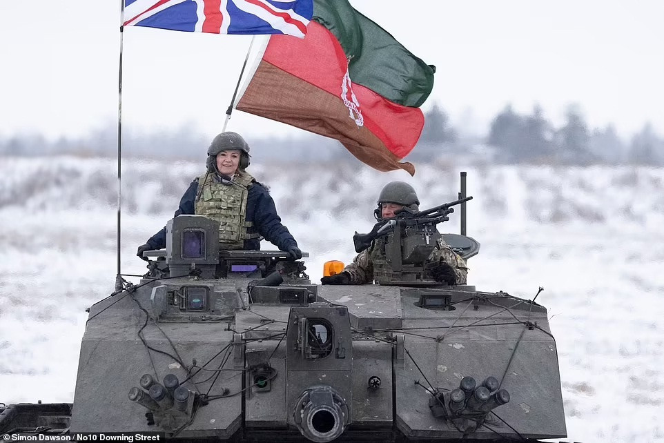 Bất ngờ trước hình ảnh nữ Ngoại trưởng Anh ‘cưỡi’ xe tăng NATO