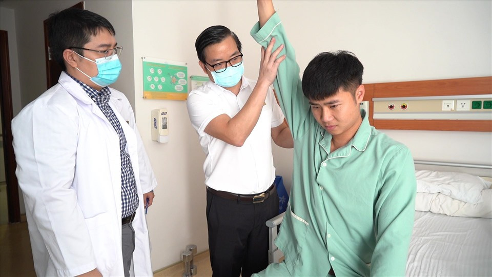 Các bác sĩ của Trung tâm CTCH&YHTT Vinmec thăm khám cho Thủ môn Văn Toản trước giờ phẫu thuật.