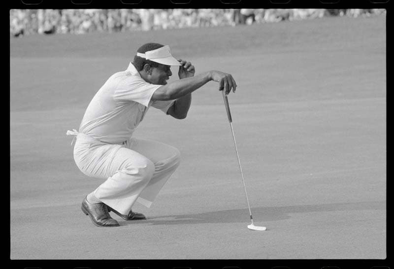 Elder ngắm cú gạt trên green hố 18, giải Westchester Classic 1978. Ông dẫn chung cuộc một gậy với Mark Hayes để mang về danh hiệu PGA Tour thứ tư trong sự nghiệp