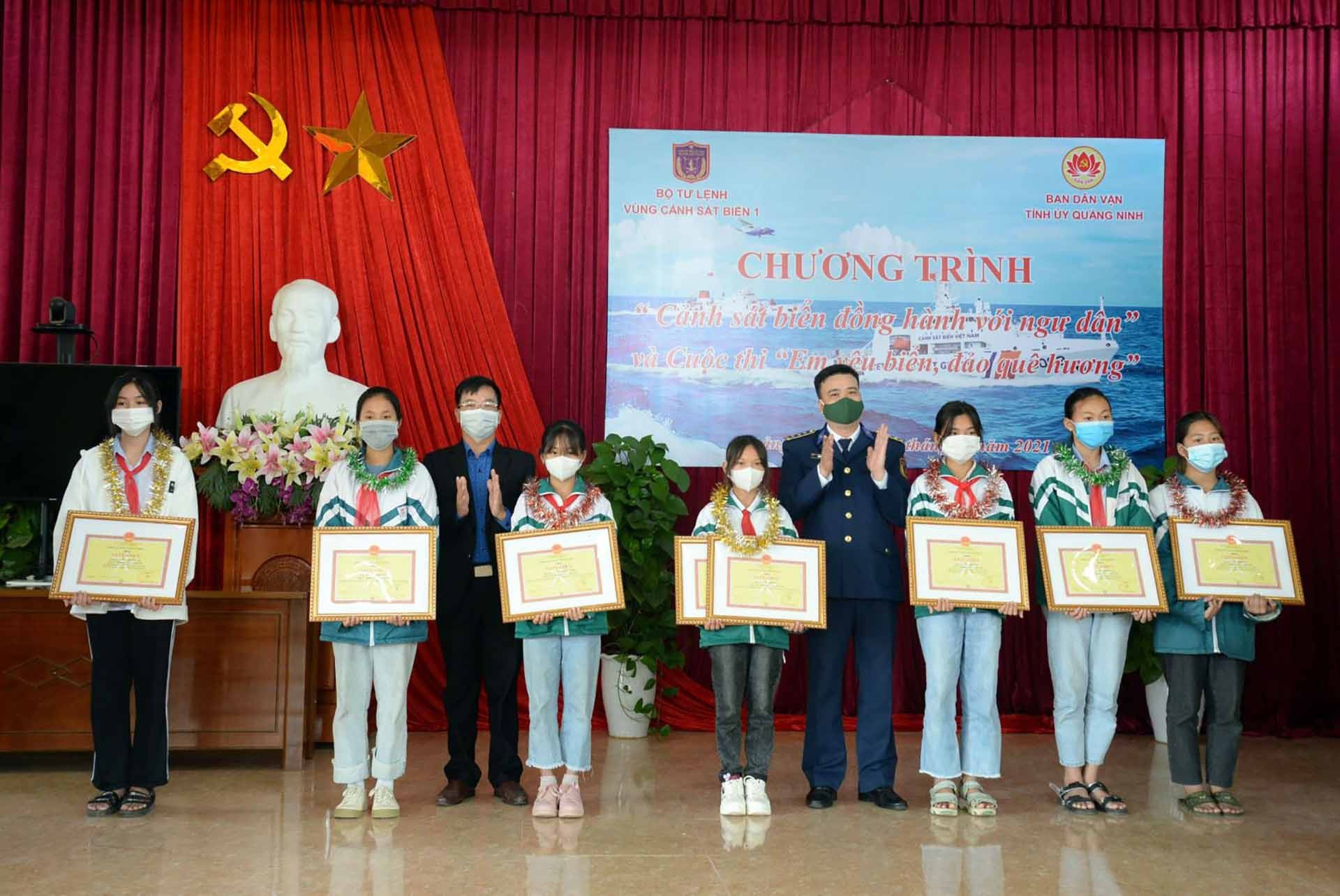 Ban tổ chức trao giải cho các em học sinh trong cuộc thi Em yêu biển đảo quê hương. (Nguồn: TTXVN)