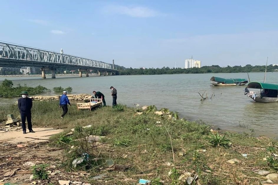 Bỏ Santafe trên cầu, người đàn ông nghi nhảy sông tự vẫn - 1 Bỏ Santafe trên cầu, người đàn ông nghi nhảy sông tự vẫn - 1