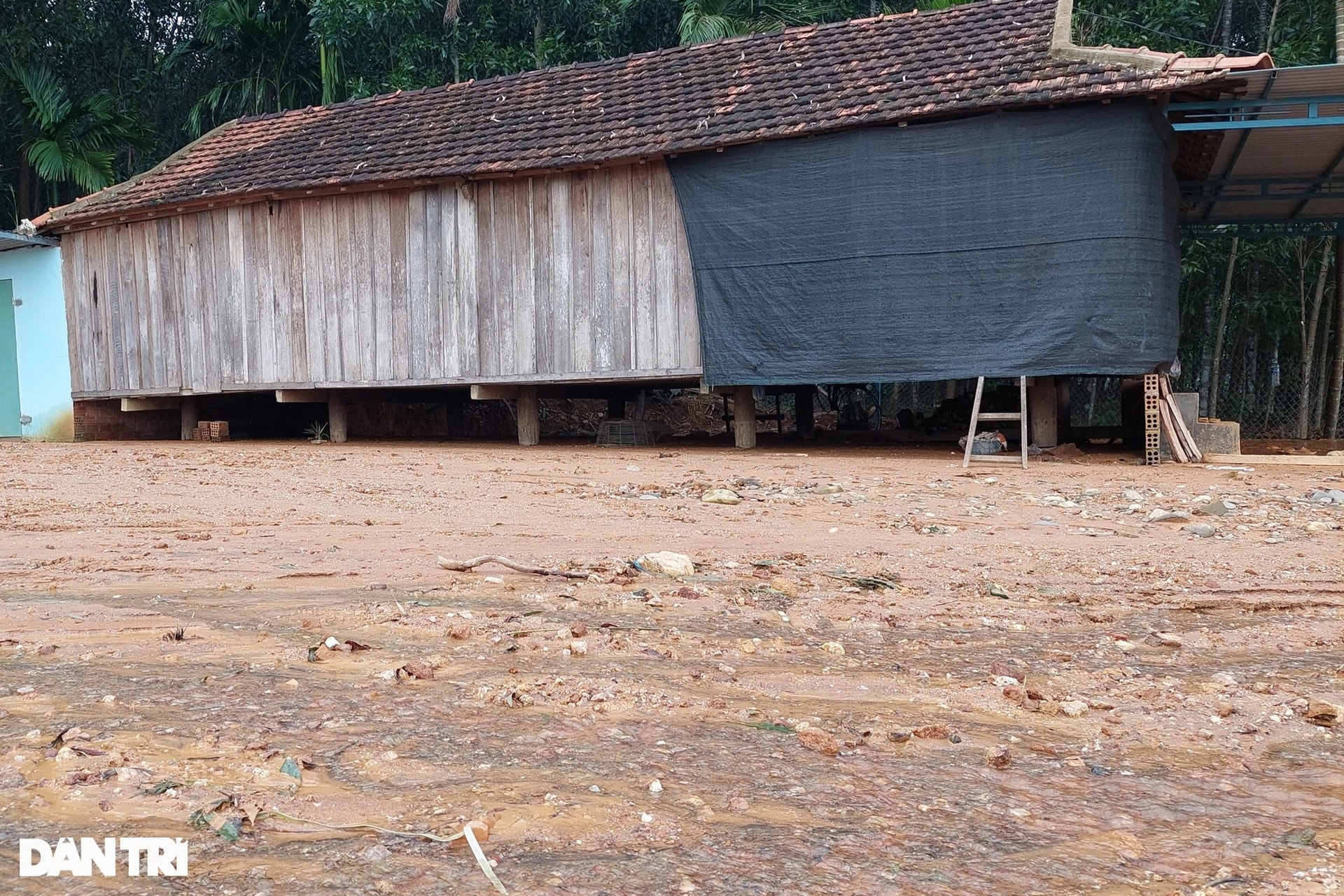 Liên tiếp hứng chịu sạt lở núi, xã vùng cao bị cô lập gần một tháng - 8 Liên tiếp hứng chịu sạt lở núi, xã vùng cao bị cô lập gần một tháng - 8