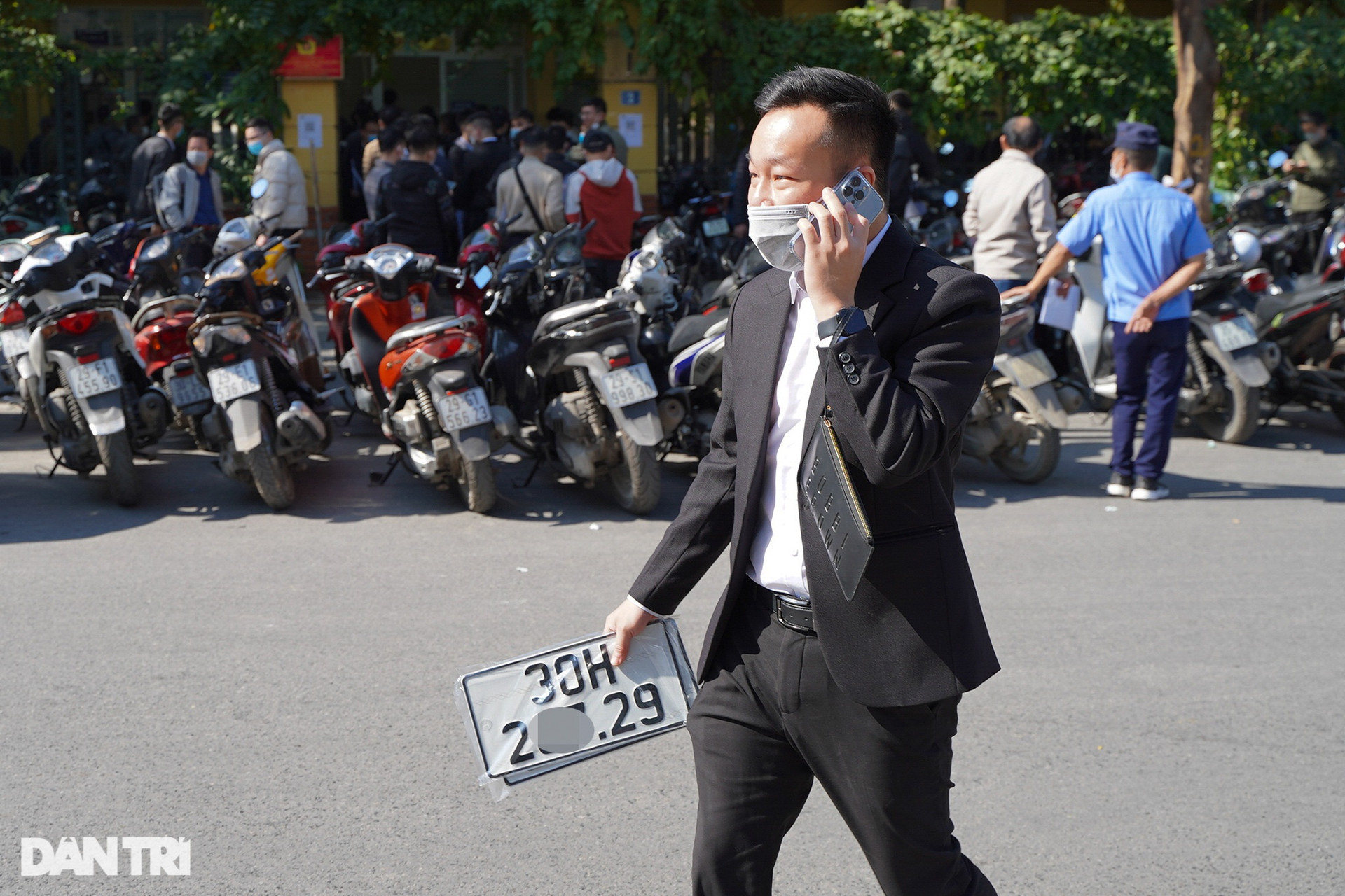 Người dân Hà Nội đổ xô đi đăng ký xe sau khi giảm 50% phí trước bạ - 4