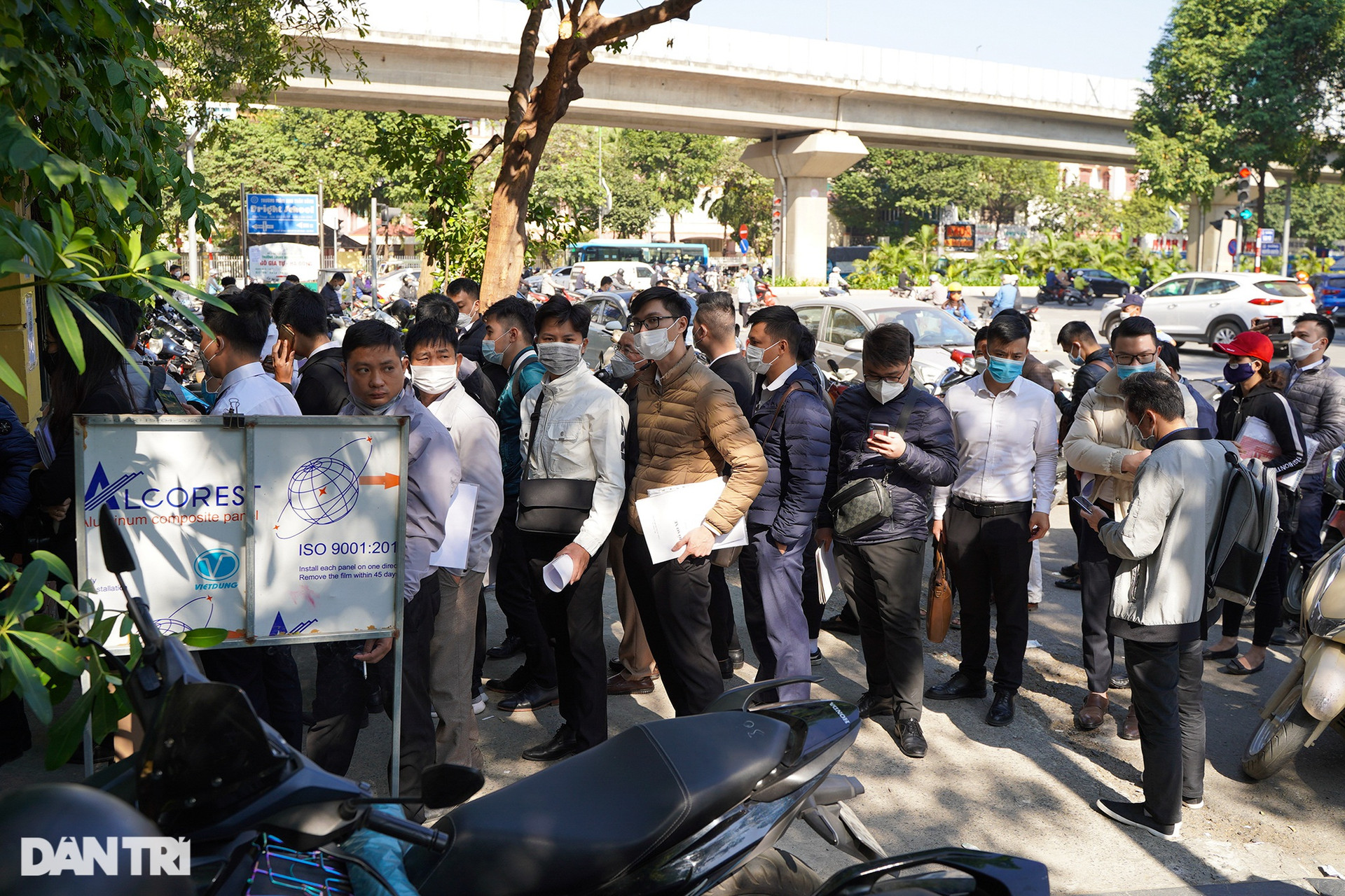 Người dân ở Hà Nội đổ xô đi đăng ký xe sau khi giảm 50% phí trước bạ - 3