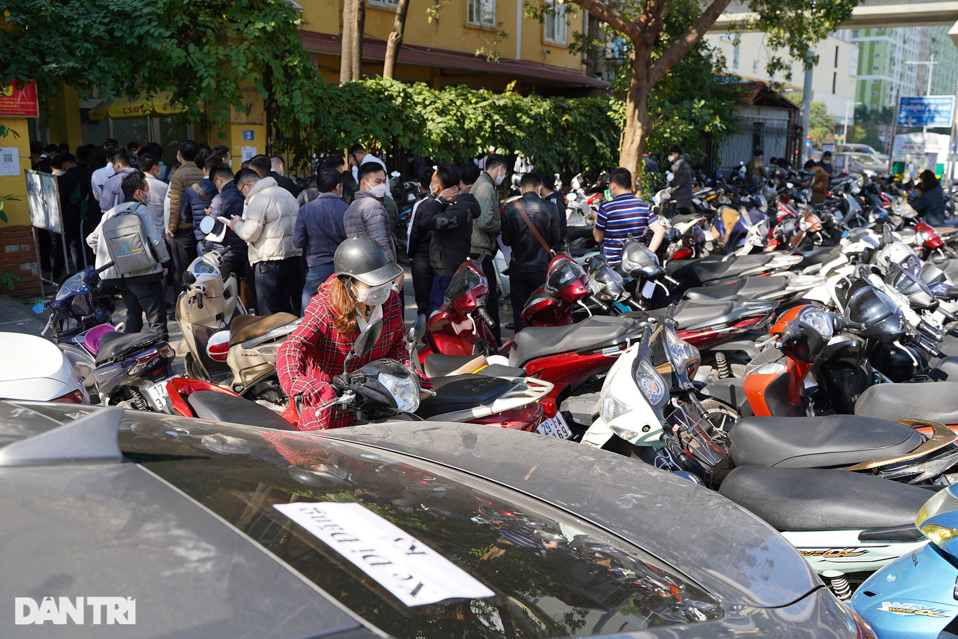 Người dân Hà Nội đổ xô đi đăng ký xe sau khi giảm 50% phí trước bạ - 2