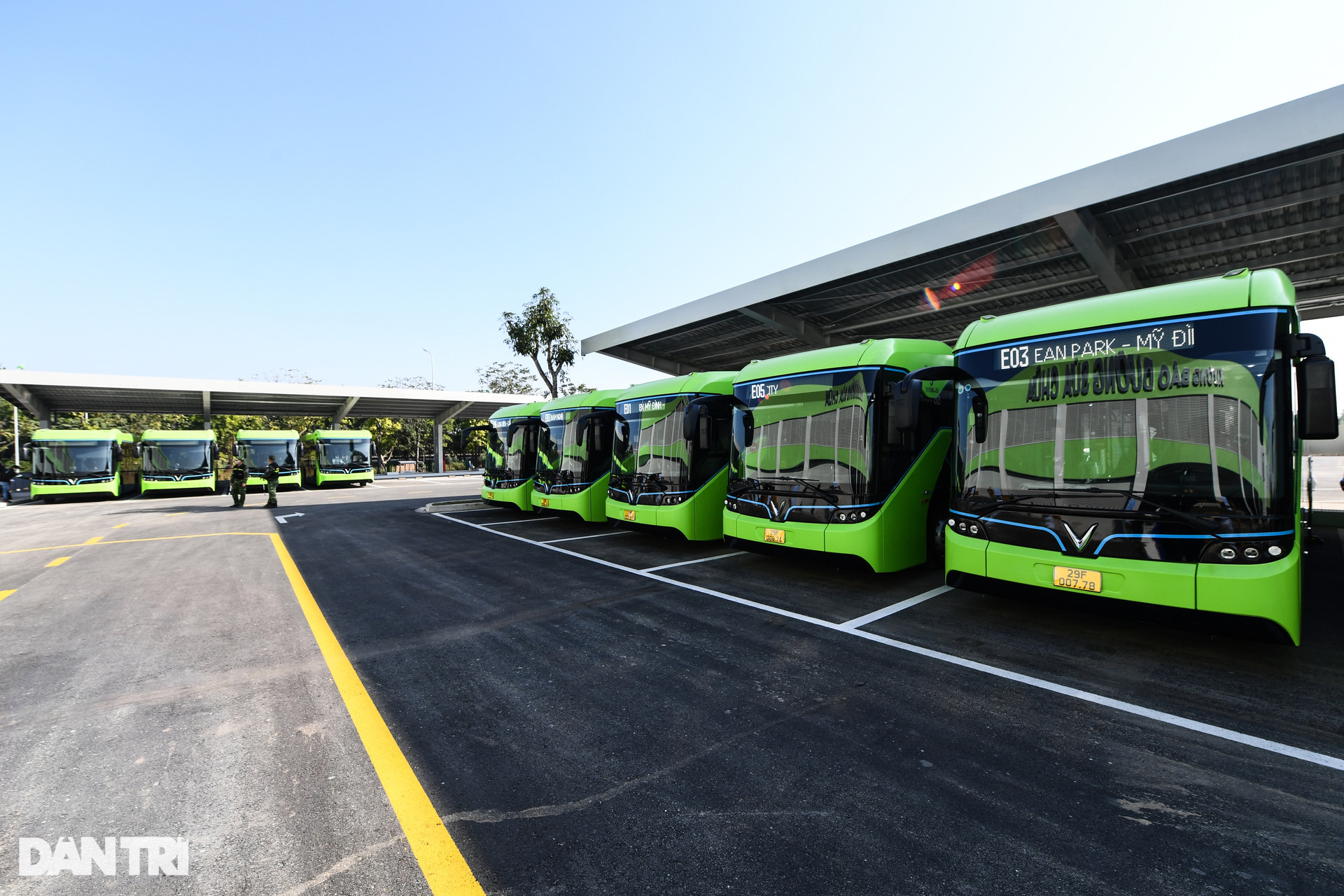 Người dân thủ đô trải nghiệm tuyến xe buýt điện đầu tiên tại Việt Nam - 2