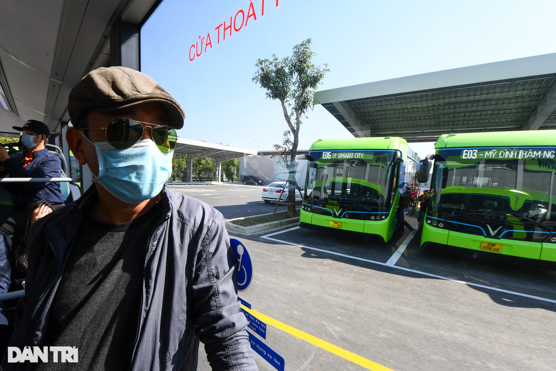 Người dân thủ đô trải nghiệm tuyến xe buýt điện đầu tiên tại Việt Nam - 11