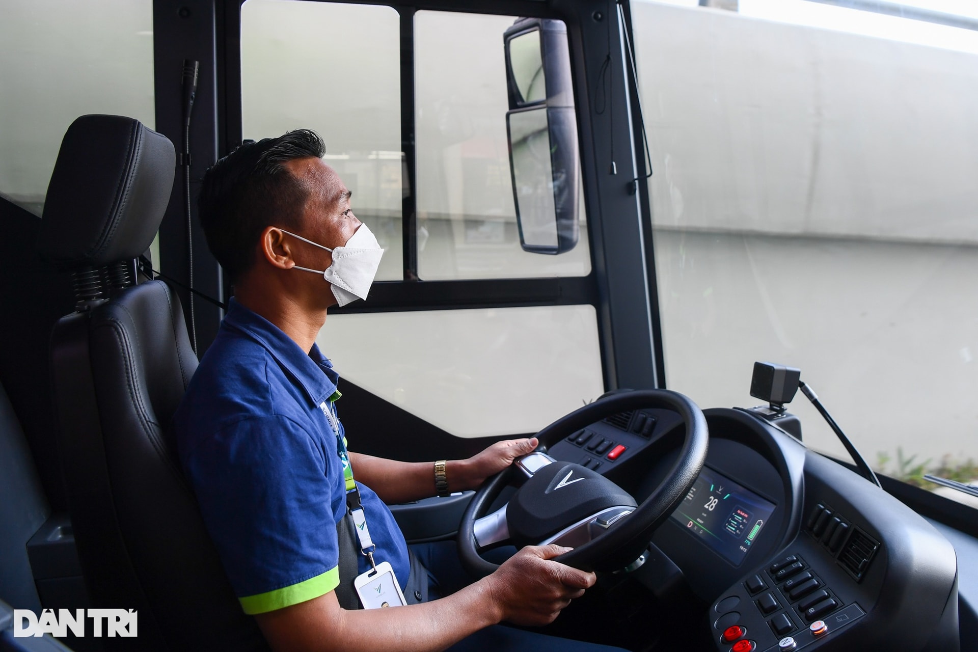 Người dân thủ đô trải nghiệm tuyến xe buýt điện đầu tiên tại Việt Nam - 15 Người dân thủ đô trải nghiệm tuyến xe buýt điện đầu tiên tại Việt Nam - 15