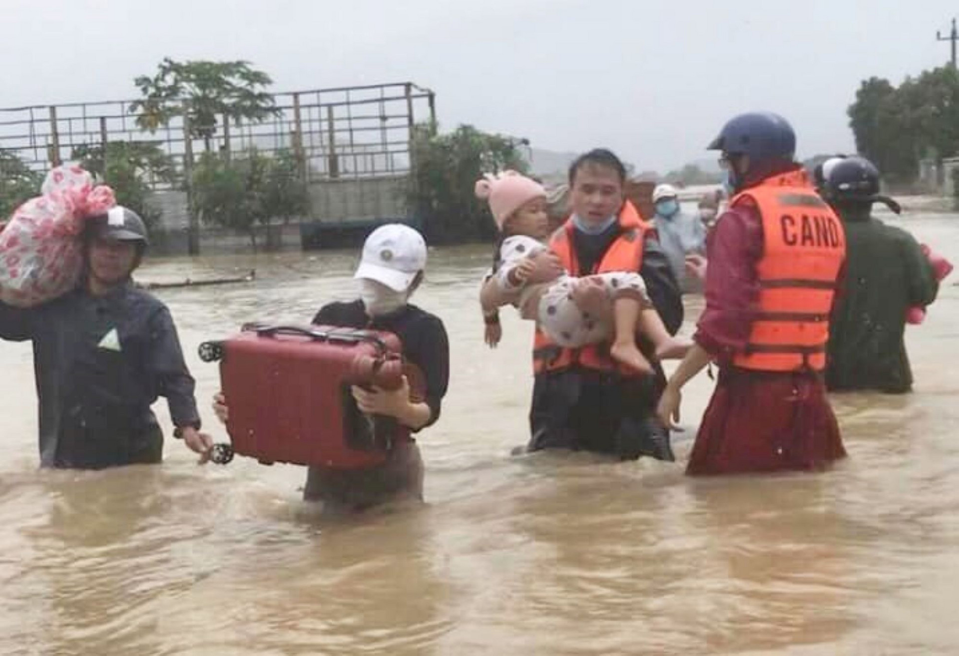 Hình ảnh ở tâm lũ Phú Yên: 10 người chết, mất tích, nhà cửa ngập sâu - 1