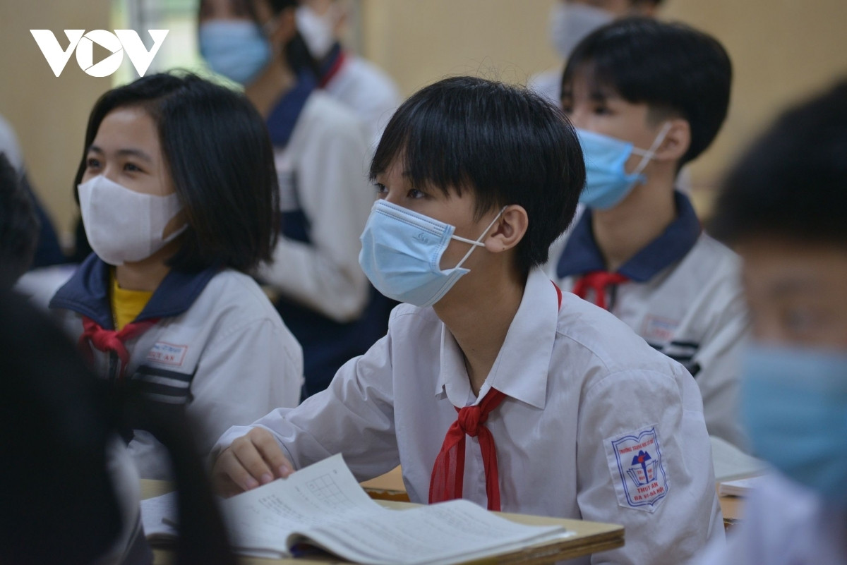 Học sinh phổ thông ở Hà Nội háo hức đi học, phụ huynh lo lắng - 1