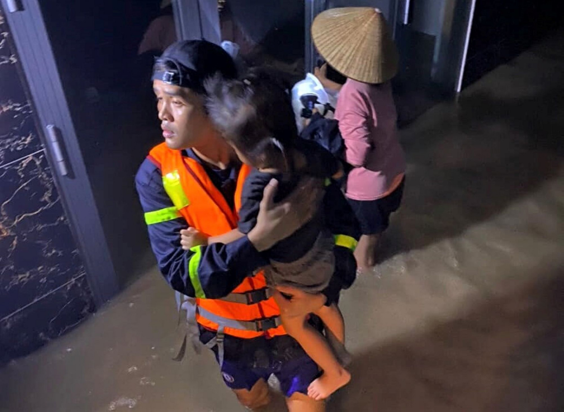 Hình ảnh ở tâm lũ Phú Yên: 10 người chết, mất tích, nhà cửa ngập sâu - 12