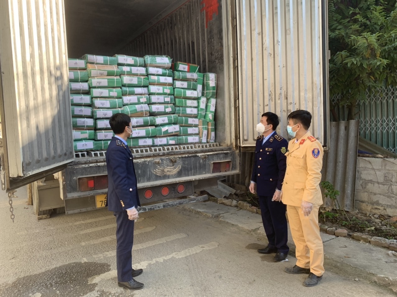 Phát hiện 14 tấn thịt bò ngoại không rõ nguồn gốc ở Lạng Sơn - 1