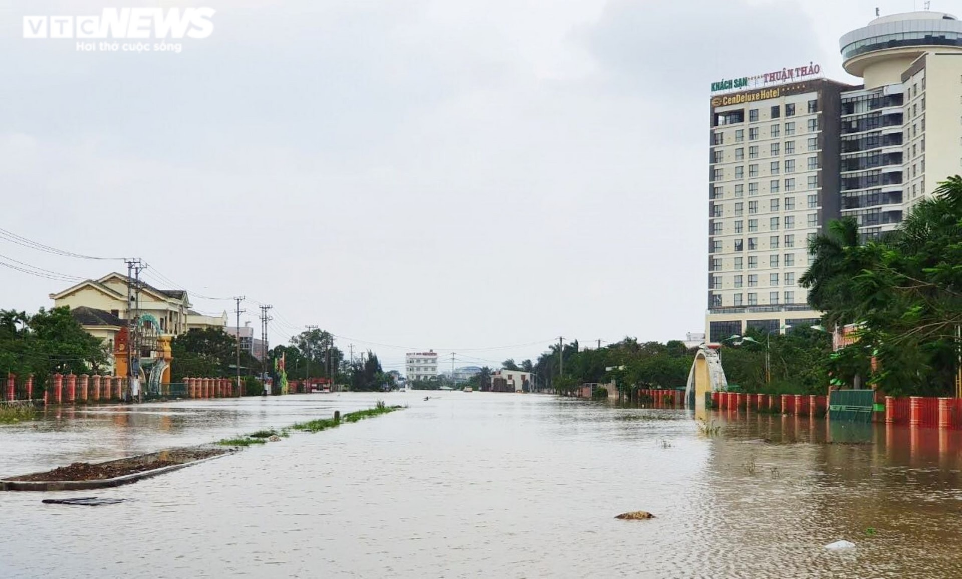 Hình ảnh ở tâm lũ Phú Yên: 10 người chết, mất tích, nhà cửa ngập sâu - 4