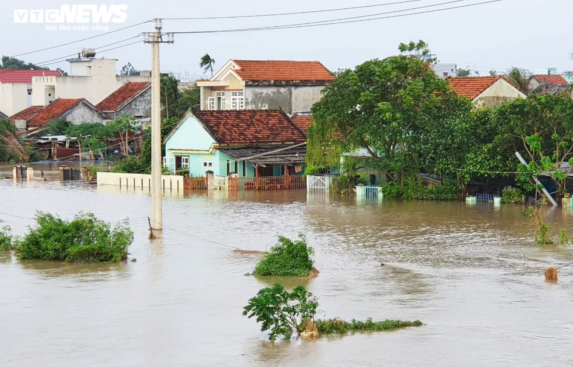 Hình ảnh ở tâm lũ Phú Yên: 10 người chết, mất tích, nhà cửa ngập sâu - 6