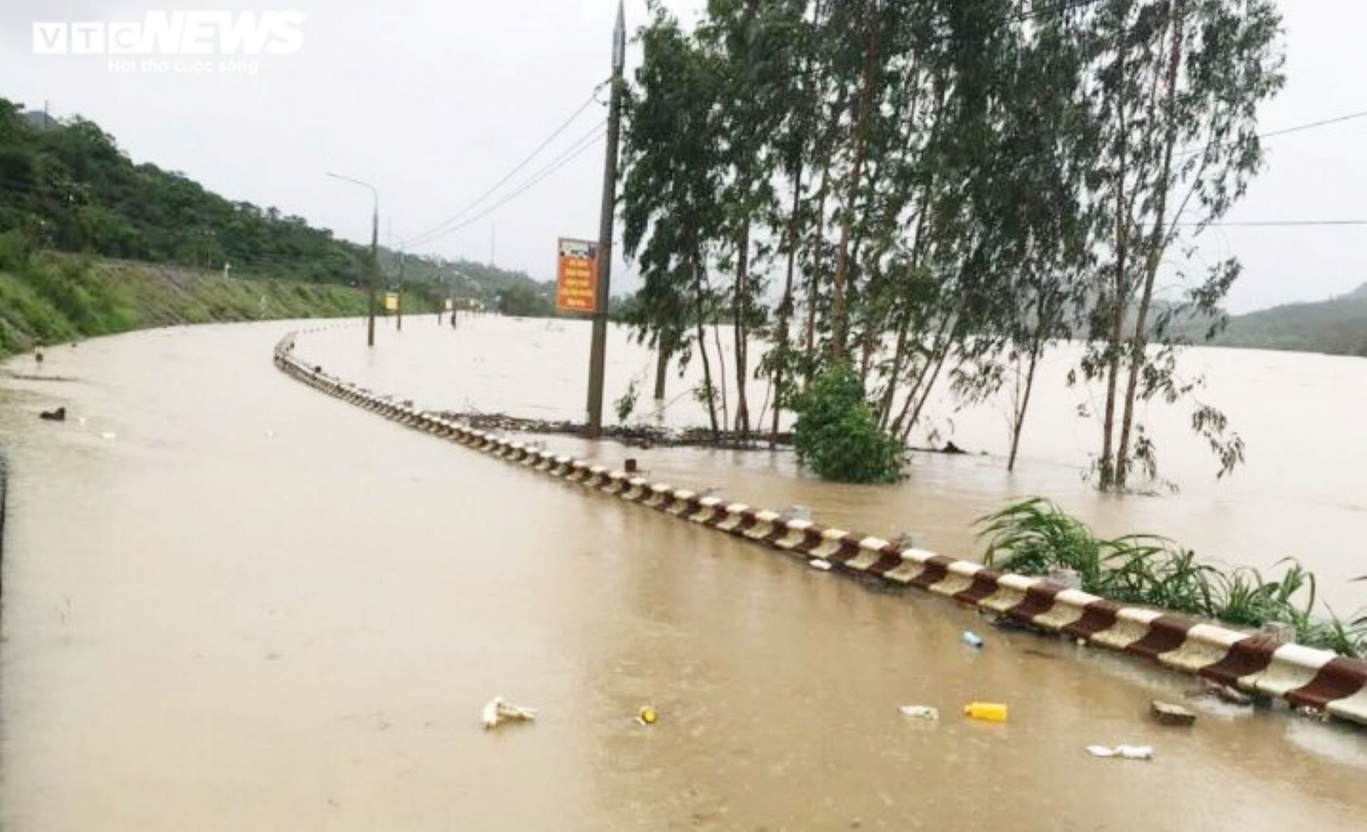 Hình ảnh ở tâm lũ Phú Yên: 10 người chết, mất tích, nhà cửa ngập sâu - 8